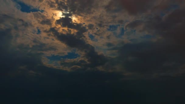 Cielo nocturno, nubes voladoras cubrieron la luna. Caducidad profesional, sin parpadeo . — Vídeos de Stock