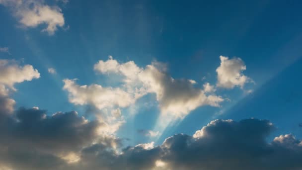 Professionnel 4k laps de temps de beau ciel avec des rayons de soleil, pas d'oiseaux, pas de scintillement . — Video