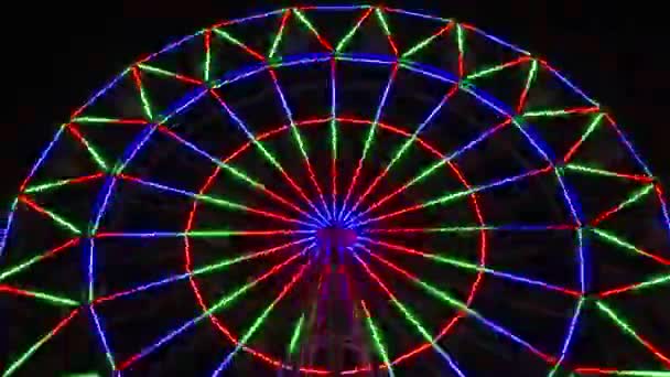 Roue ferris colorée la nuit, laps de temps avec zoom . — Video