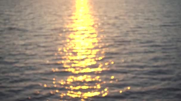 Pôr do sol bonito refletir na água do mar calma . — Vídeo de Stock