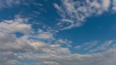 Mavi gökyüzü uçan bulutlar, profesyonel çekim, kuş yok, hiç titreme ile.