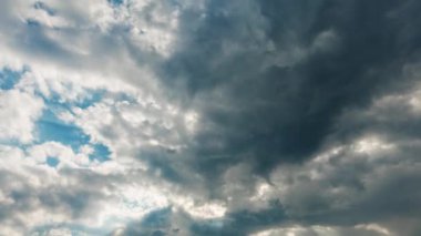 Gri bulutlar mavi gökyüzü, titreme yok, kuş yok karşı uçan nitel zaman atlamalı.