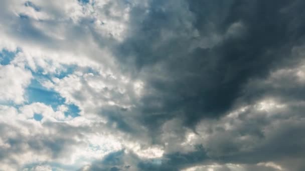 Качественный промежуток времени полета серых облаков против голубого неба, ни мерцания, ни птиц . — стоковое видео