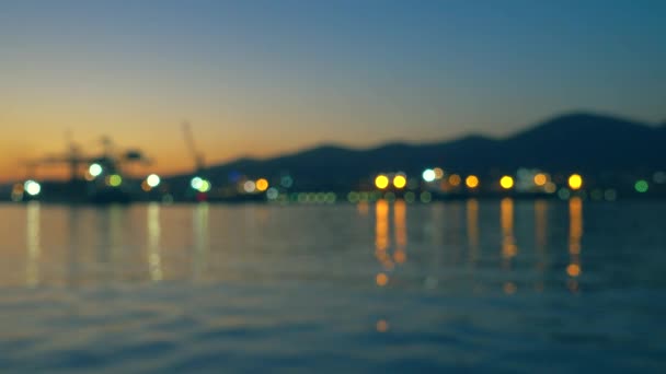 Intreepupil achtergrond van de grote haven en stad bij zonsondergang. — Stockvideo