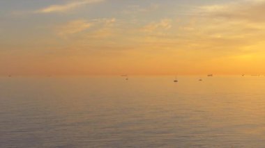 Güzel gün batımı, farklı gemiler ve yatlar denize.