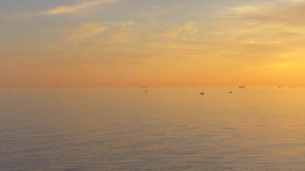 Gyönyörű naplemente, különböző hajók és jachtok a tengeren. — Stock videók