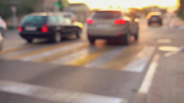 Route de ville au lever du soleil .