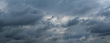 Güzel gök gürültüsü bulutlar Panoraması. Profesyonel ateş, kuş yok, ses yok.