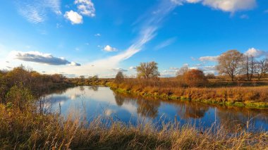 Gölde güzel güneşli sonbahar günü, manzara orman.