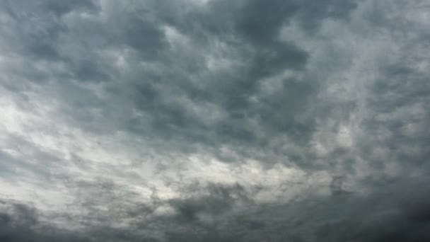 Professional 4k time lapse of gray stormy clouds, no flicker, no birds. — Stock Video