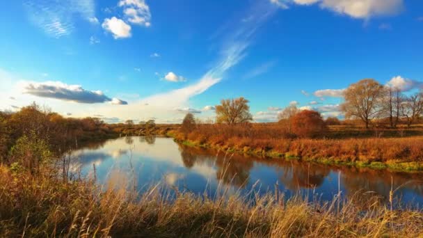 Timelapse de paisagens de outono, céu bonito sobre o rio . — Vídeo de Stock