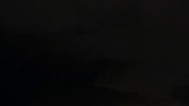 Gece gökyüzünde ışık flaş