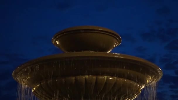 Vodní fontána rising proti noční obloze. — Stock video