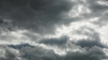 Profesyonel 4 k zaman sukut, ufuk, hiç titreme, kuşlar üzerinde uçan görkemli gri bulutlar.