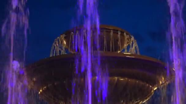 Fountain rising against evening sky. — Stock Video