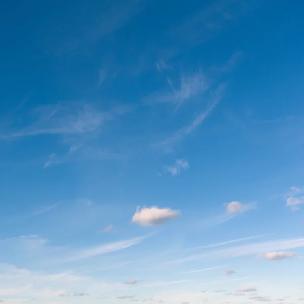 Mavi Gökyüzü Bulutların Arkaplanı — Stok fotoğraf