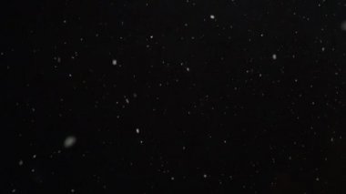 Beyaz kar gece gökten, sorunsuz, 4 k pro res düşen ilmekledi görüntüleri.