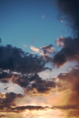 Görkemli gökyüzü günbatımı dramatik bulutlara. Gökyüzü ve güzel bulutlar, cennet.