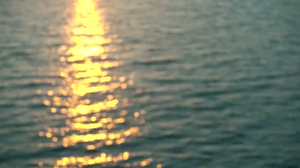 Прекрасний захід сонця над водою . — стокове відео