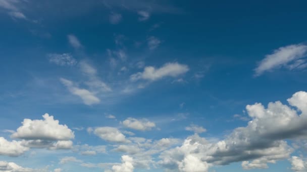 Mooie blauwe hemel met wolken, professionele time-lapse, geen vogels, geen flikkering. — Stockvideo