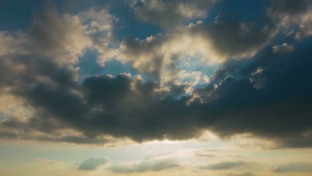 太陽は灰色の雲から出てくる。プロフェッショナル 4 k 時間経過、ない鳥、ないちらつき. — ストック動画
