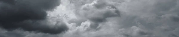Panorama de nuvens de trovão cinzentas bonitas. Nuvens no horizonte. Fotografia De Stock