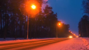 Kış karayolu gece. Gece karayolunda görünüm, hız kavramı.