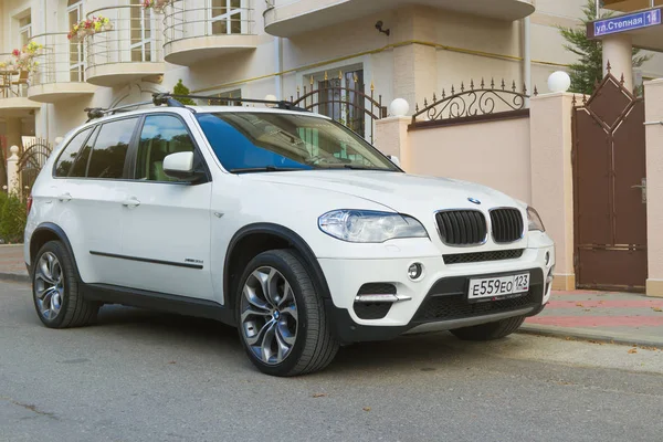 Novorossiisk, Oroszország-november 26, 2017: új fehér BMW x5 parkoló közelében ház utcában a város. — Stock Fotó