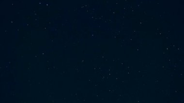 Yıldızlarla güzel gece gökyüzünün zaman atlamalı.