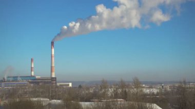 Zaman atlamalı, güzel güneşli bir günde kışın termik santral duman ile borular.