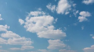 Bulutlar güzel güneşli bir günde mavi gökyüzüne karşı sinek, iyi zaman atlamalı, hiçbir kuş.