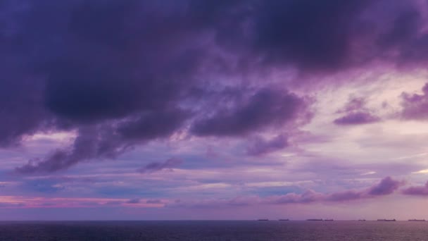 Majestueux coucher de soleil coloré sur la mer, laps de temps qualitatif, pas d'oiseaux, pas de scintillement . — Video