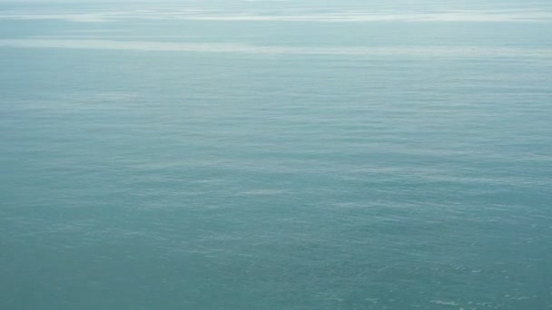 Επιφάνεια του νερού, εναέρια θέα σε απέραντες εκτάσεις του ωκεανού. — Αρχείο Βίντεο
