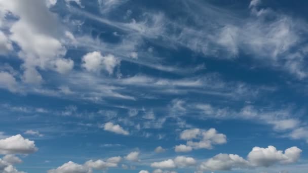 푸른 하늘에 대한 아름다운 구름의 움직임. — 비디오