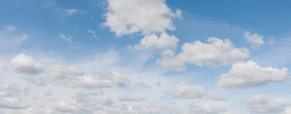 Bellissimo panorama di cielo azzurro. Cielo e nuvole, tiro qualitativo, niente uccelli e rumore . — Foto Stock