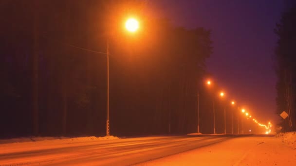 Vista en carretera nocturna en invierno, lapso de tiempo . — Vídeos de Stock