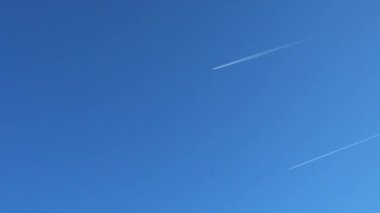 Açık mavi gökyüzünde iki uçak.