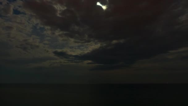 Ciel nocturne sur l'eau. Qualitatif, sans scintillement . — Video