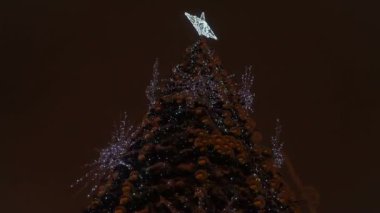 Kar çelenk ile güzel noel ağacı kaplı