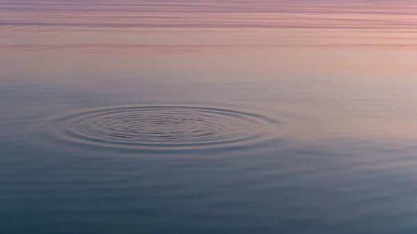 Increíble puesta de sol reflejada en la calma espejo superficie del agua . — Foto de Stock