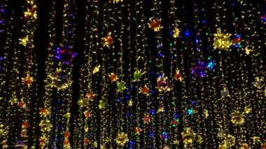 Gece gökyüzüne karşı renkli tatiller çelenk