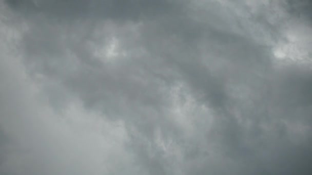 Σε πραγματικό χρόνο πετούν καταπληκτικά γκρίζα σύννεφα βροχής και σταγόνες βροχής. — Αρχείο Βίντεο