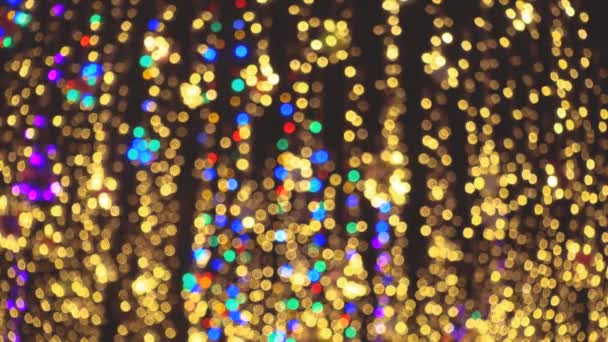 Mooie abstracte kleurrijke vakantie decoraties, Kerst speelgoed, slingers zwaaien op de wind, wazig. — Stockvideo
