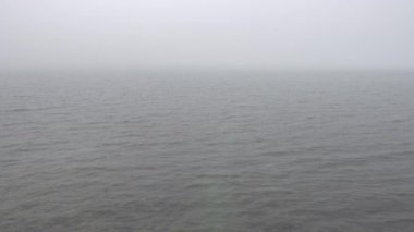 Sabah sisli sakin su yüzeyi, döngülü video.