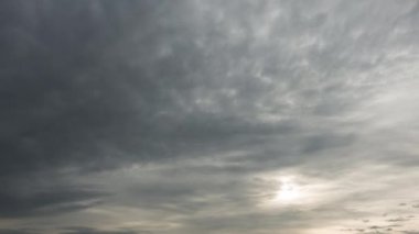 Güneşin ufukta belirdiği bulutlu gökyüzünün zaman atlaması. Kuş yok, titreşim yok..