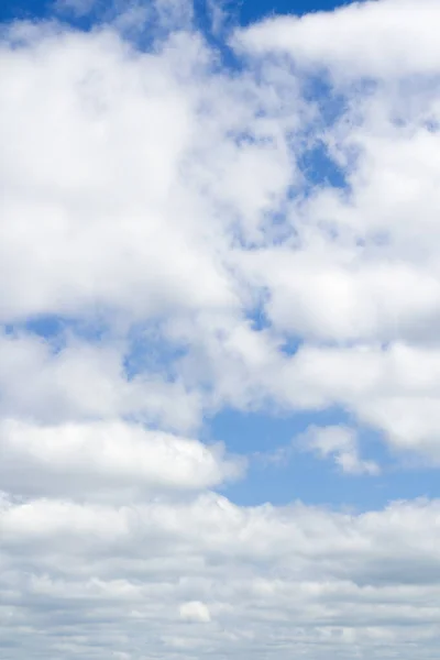 Bela foto vertical de céu azul claro e nuvens brancas lote, tiro qualitativo alto detalhado, sem pássaros e ruído . — Fotografia de Stock