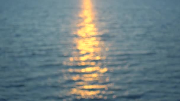 Piękna spokojna powierzchnia wody i odbicie słońca. Zapętlone wideo 4k. — Wideo stockowe