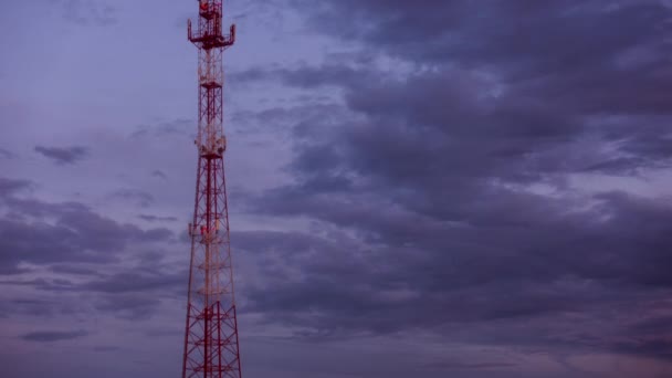Torre del teléfono celular contra el cielo, lapso de tiempo cualitativo. — Vídeo de stock