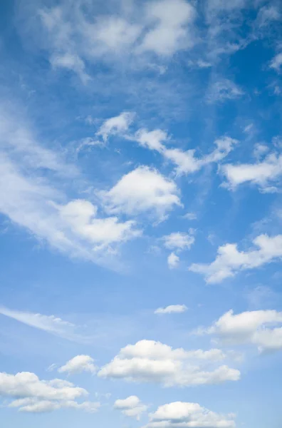 Hermosa foto vertical de cielo azul claro y nubes blancas, alta calidad brote detallado. — Foto de Stock