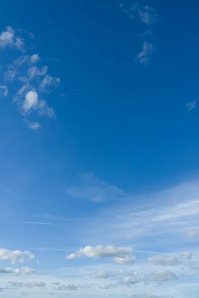 Bela foto vertical do céu brilhante e pequenas nuvens. — Fotografia de Stock